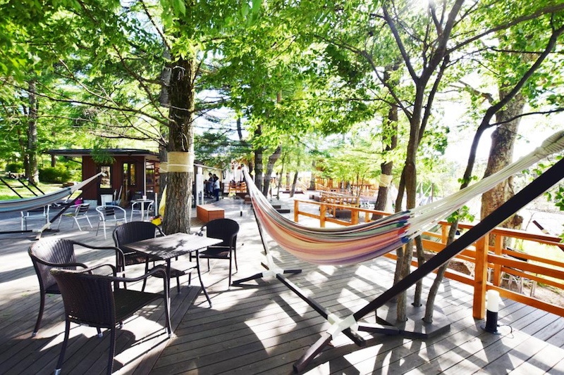 Quán cafe võng theo phong cách hiện đại nằm trong khu vườn xanh mát