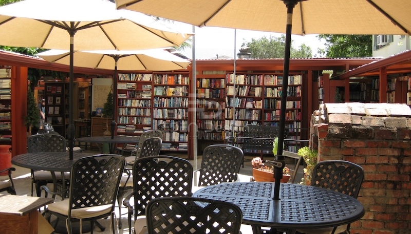 Một kiểu thiết kế quán cafe sách không gian gần gũi với thiên nhiên