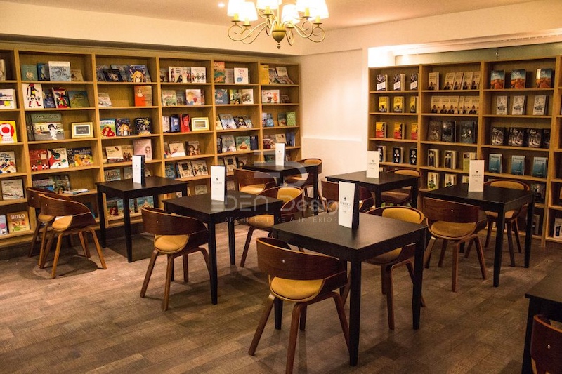 Không gian quán cafe sách lựa chọn bàn ghế nhỏ gọn xinh xắn