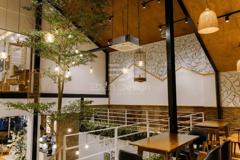 Trang trí quán cafe đồng bộ màu trần với màu sơn tường tạo sự thống nhất