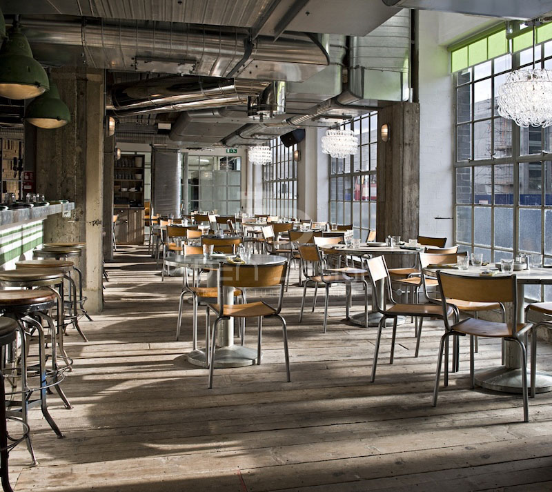 Màu sắc trung tính góp phần mang lại sự trẻ trung và hiện đại cho quán cafe Industrial