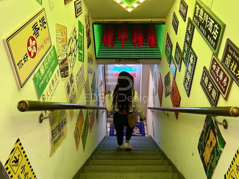Bậc cầu thang độc đáo và lôi cuốn đưa khách hàng trở lại với không gian thời kỳ cổ điển của HongKong