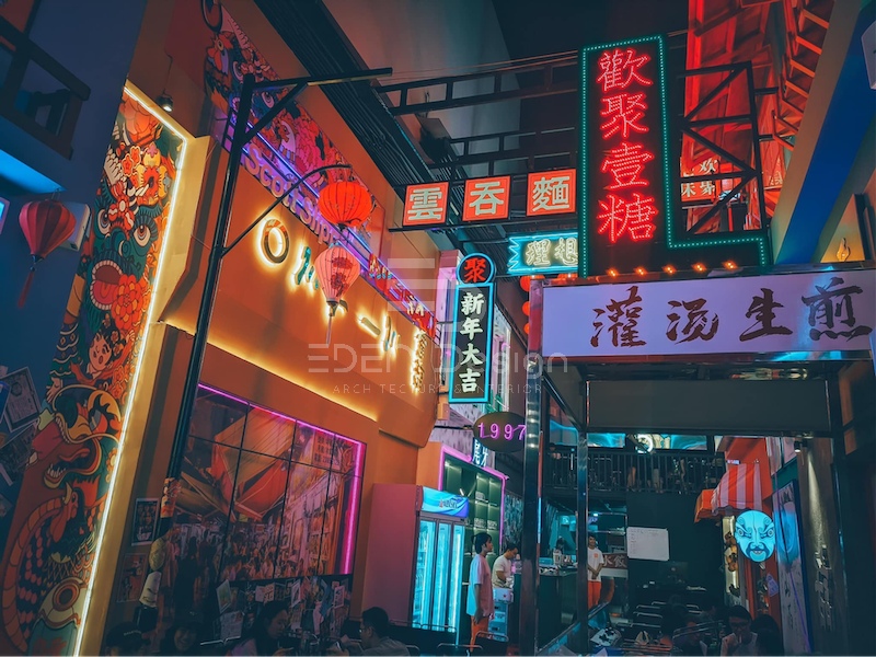 Phong cách thiết kế tinh tế, các biển hiệu neon và khung cửa họa tiết thể hiện văn hóa truyền thống của HongKong