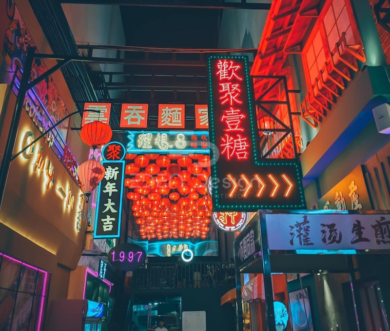Biển quảng cáo đèn LED và trang trí bằng đèn lông đỏ tạo cảm giác như đang ở HongKong Night
