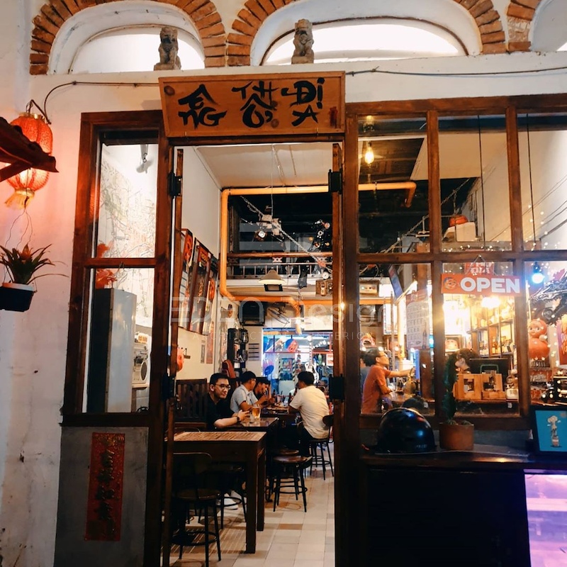 Khong gian quán cafe với ánh đèn vàng ấm áp là địa điểm lý tưởng để tụ họp bạn bè