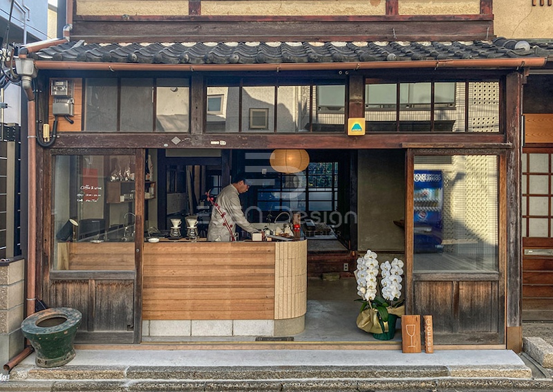 Quán cafe phong cách Nhật Bản hoài cổ với màu sắc tối giản và đồ gỗ ấm cúng