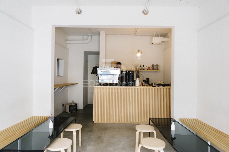 Mẫu thiết kế quán cafe kiểu Nhật áp dụng bảng màu trung tính