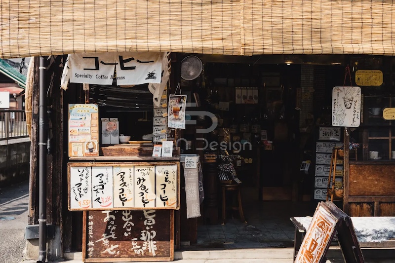 Quán cafe phong cách Nhật truyền thống không thể thiếu cửa gỗ và giấy dán viết tay