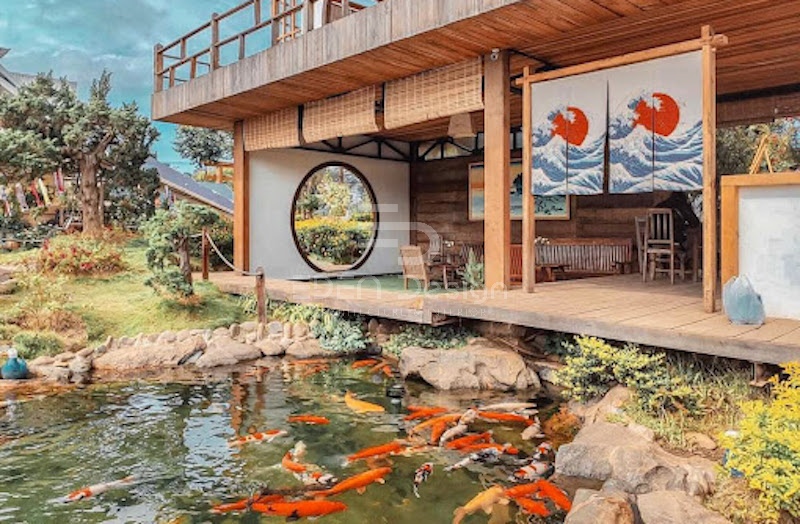 Kết hợp sân vườn và hồ cá coi trong khuôn viên quán cafe phong cách Nhật Bản