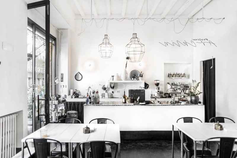 Quán cafe phong cách Scandinavian sử dụng tone trắng đen cá tính