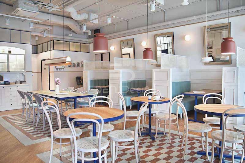 Quán cafe Bắc Âu trang trí bằng thảm lót thiết kế hình học