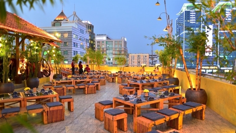 Bàn ghế thấp được sử dụng cho nhà hàng Hàn Quốc trên sân thượng