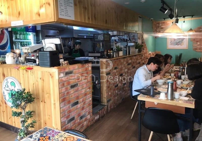 Nhà hàng đồ ăn nhanh Hàn Quốc không rộng rãi nhưng ấm áp và gần gũi