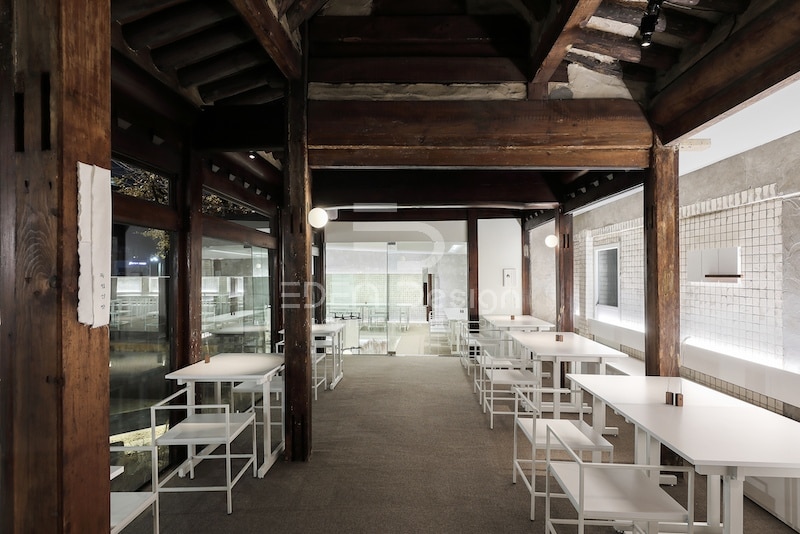 Thiết kế nhà hàng hàn Quốc bình dân sử dụng nội thất màu trắng tối giản