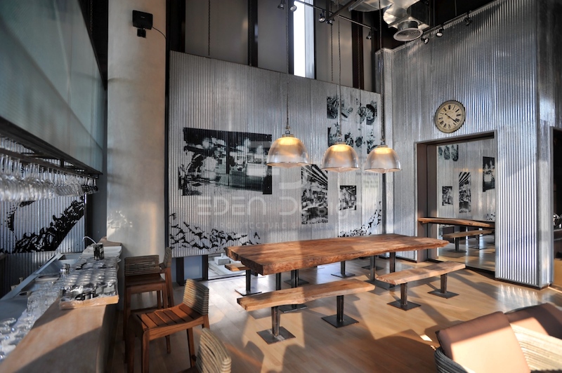 Phối màu tối giản và nội thất gỗ nâng cao giá trị thẩm mỹ cho quán cafe 80m2 hiện đại