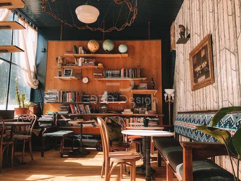 Thiết kế quán cafe bình dân decor bằng giá sách gỗ và nhiều tựa sách chất lượng