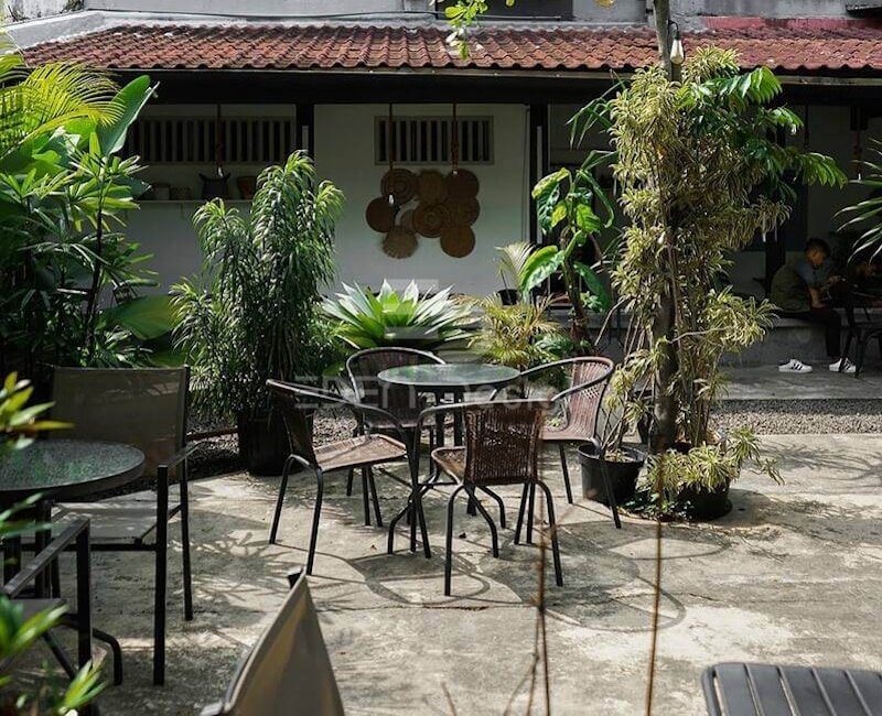 Thiết kế quán cafe bình dân với sân vườn rộng rãi và nhiều bóng cây xanh