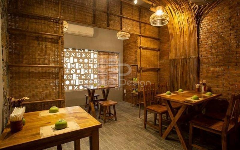 Màu nâu của gỗ kết hợp với tường nâu sẫm tăng thêm vẻ đẹp ấm cúng của quán cafe bình dân