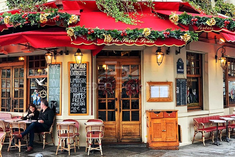 Quán cafe kiểu Pháp sử dụng đèn trang trí có họa tiết cầu kỳ và tinh xảo