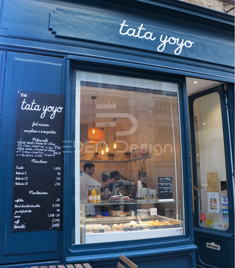 Tata yoyo nổi bật với màu xanh hoa ngô đậm ở thành phố Paris