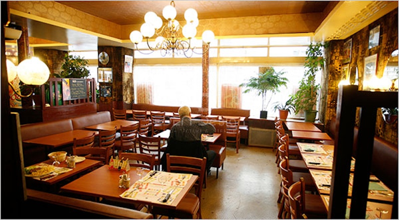 Sử dụng nội thất với tone màu sáng sẽ giúp quán cafe trở nên thanh lịch và trẻ trung hơn