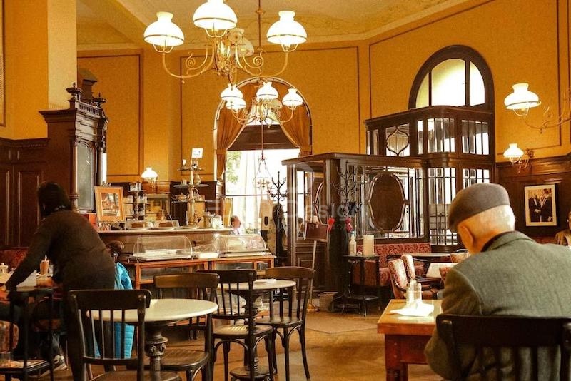 Phong cách cổ điển Châu Âu được tái hiện hoàn hảo trong quán cafe này