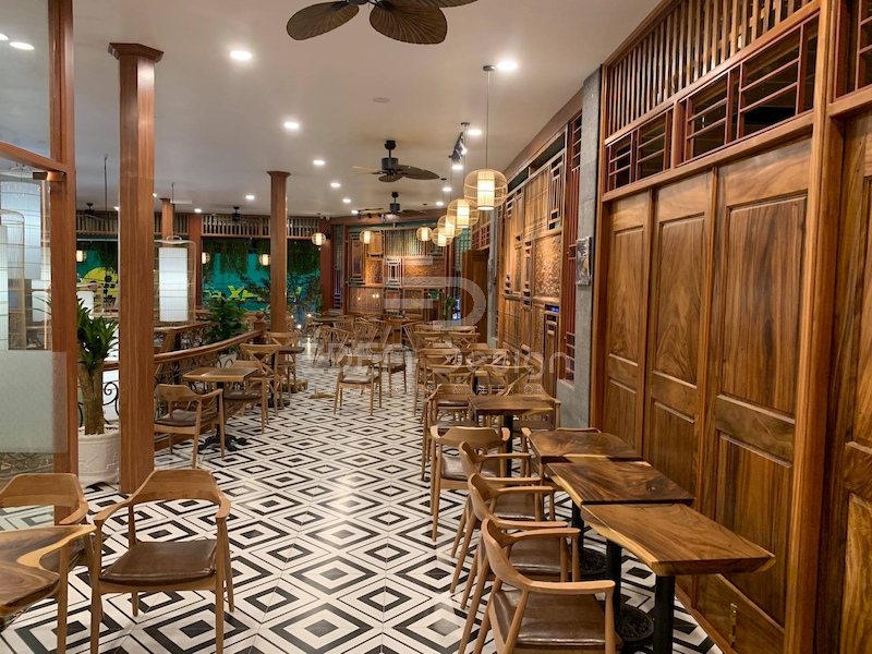 Hệ cửa và nội thất hoàn toàn từ gỗ tự nhiên là điểm nhấn làm nên thương hiệu cho quán cafe