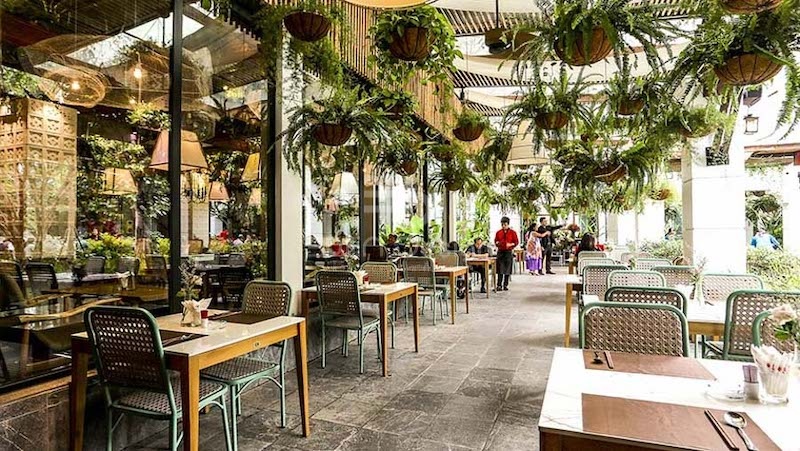 Quán cafe phong cách Indochine mộc mạc kết hợp nhiều mảng xanh