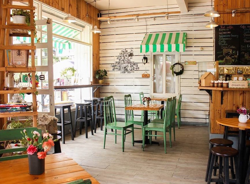Mẫu thiết kế quán cafe Vintage tươi sáng nhờ ánh sáng tự nhiên và cây xanh