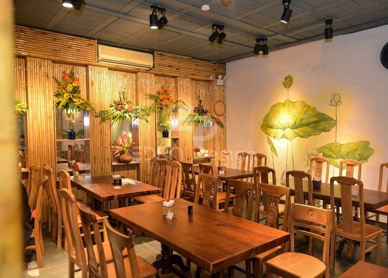 Không gian ấm cúng trong nhà hàng chay sử dụng chất liệu gỗ và tre