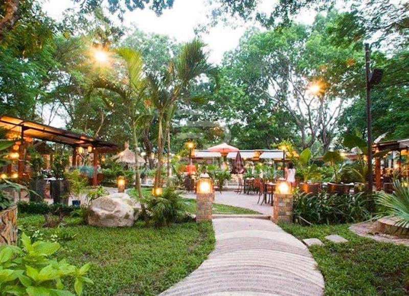 Thiết kế nhà hàng lẩu nướng sân vườn gần gũi với thiên nhiên
