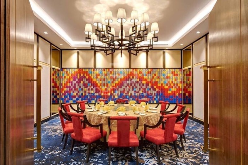 Thiết kế phòng VIP trong nhà hàng Trung Quốc với điểm nhấn là bức tường màu