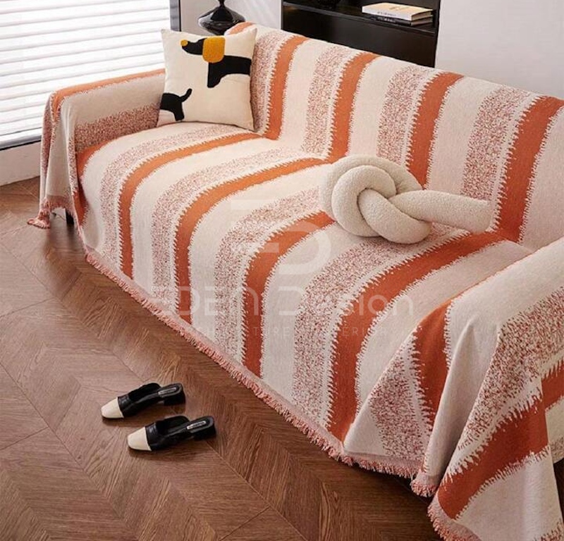 Cách trang trí ghế sofa phòng khách bạn có thể sử dụng đó là khăn trải ghế sofa