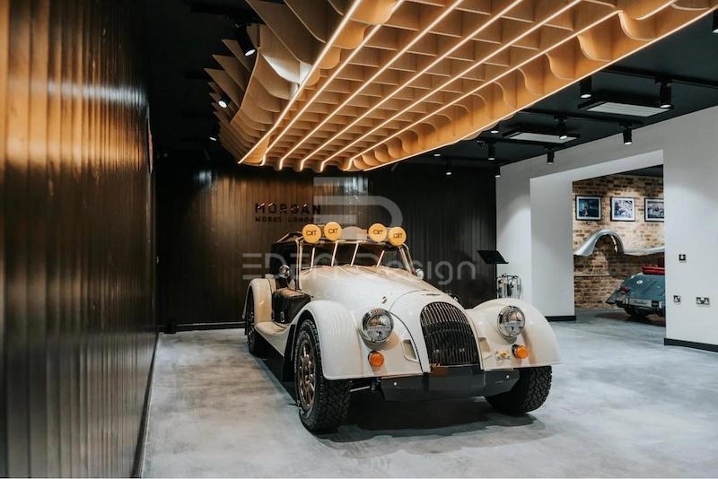 Mẫu thiết kế showroom ô tô sử dụng các đường nét sắc sảo và phối hợp màu sắc hài hòa