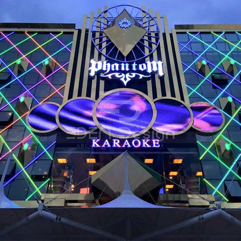 Mặt tiền quán karaoke đơn giản, mạnh mẽ, kết hợp với kính và kim loại để tạo nên vẻ ngoài hiện đại và sang trọng