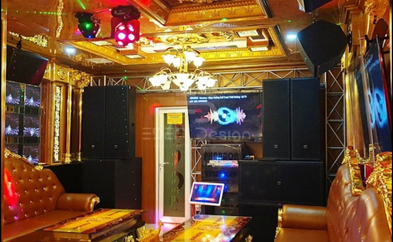 Đồ nội thất có kích thước nhỏ gọn trong phòng karaoke 20m2 đảm bảo khách hàng và nhân viên di chuyển dễ dàng