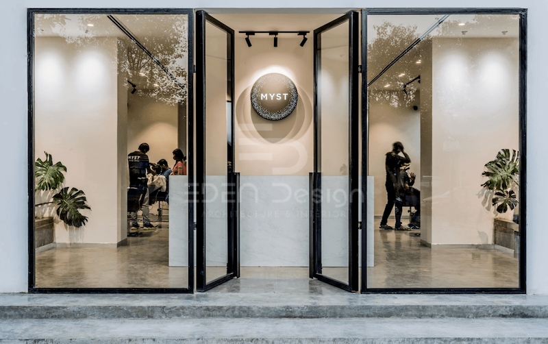 Sử dụng kính để tăng độ thoáng cho salon là một lựa chọn được nhiều người sử dụng.
