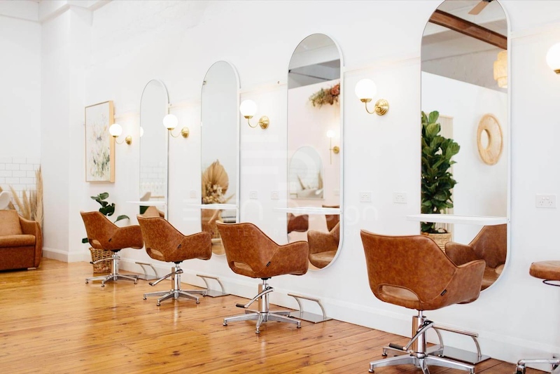 Chủ đầu tư nên lựa chọn nội thất sao cho phù hợp với phong cách salon của mình.