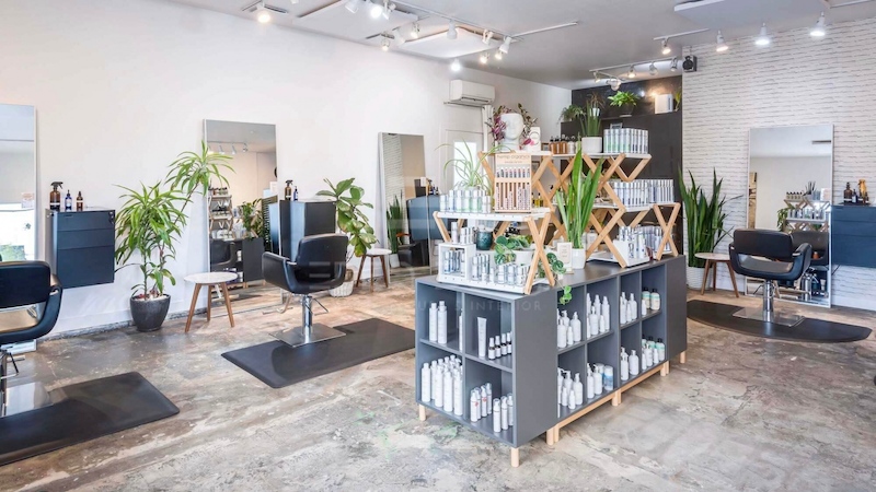 Các kệ, tủ đứng luôn là lựa chọn hàng đầu của các chủ salon.