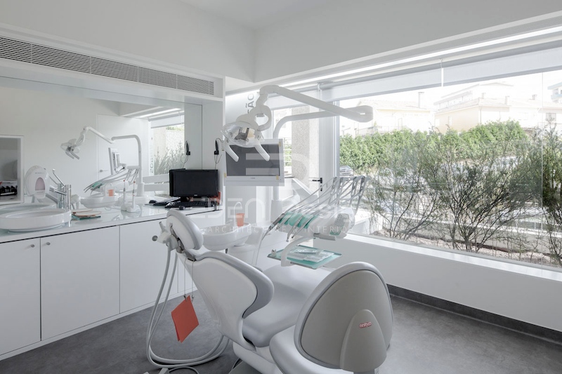 Trang bị nhiều ghế nha khoa để phục vụ được nhiều khách cùng lúc.