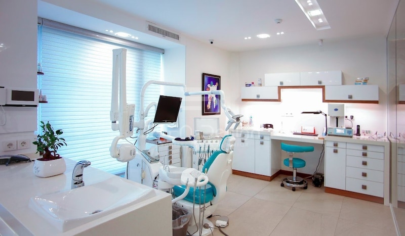 Thiết bị y khoa được bố trí hợp lý và gọn gàng, thuận tiện cho bác sĩ thao tác