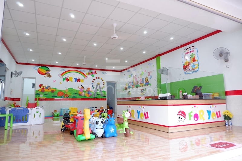 Không gian mở kết nối hài hòa giữa trong và ngoài, tạo cảm giác thoáng đãng và dễ chịu cho khách hàng