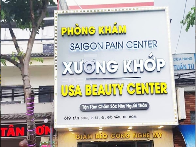 Biển hiệu phòng khám có chữ làm bằng mica kết hợp với LED