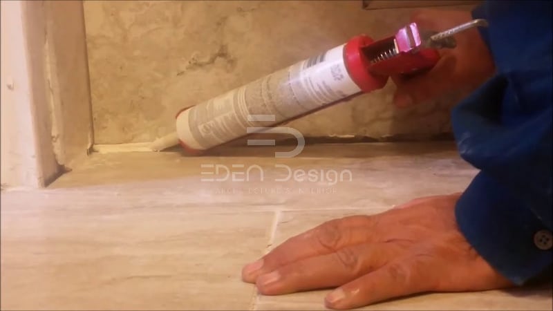 Trám lại những khe hở hãy lỗ hổng mà rết có thể bò vào phòng ngủ