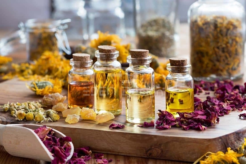 Hãy xịt tinh dầu vào những vị trí ẩn nấp của gián để đuổi chúng ra khỏi nhà