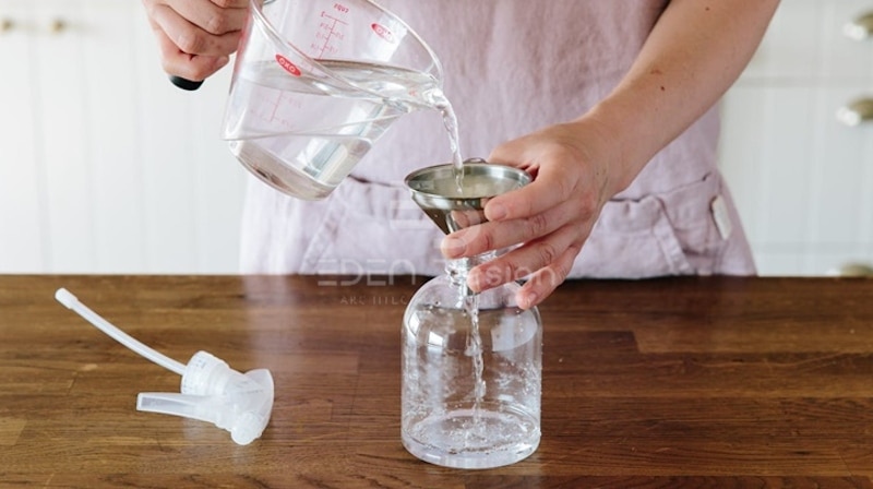Đựng trong bình hỗn hợp giấm và nước rồi xịt vào những nơi mà gián sinh sống