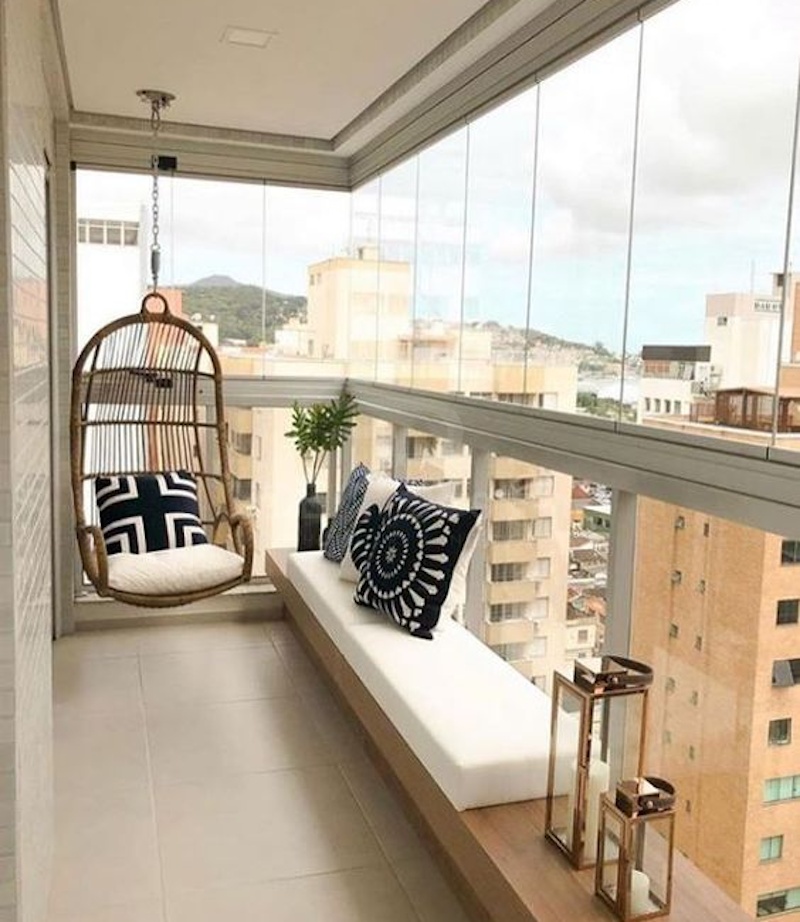 Cả hai bên cùng nhau trao đổi và ký kết hợp đồng thi công cho ban công