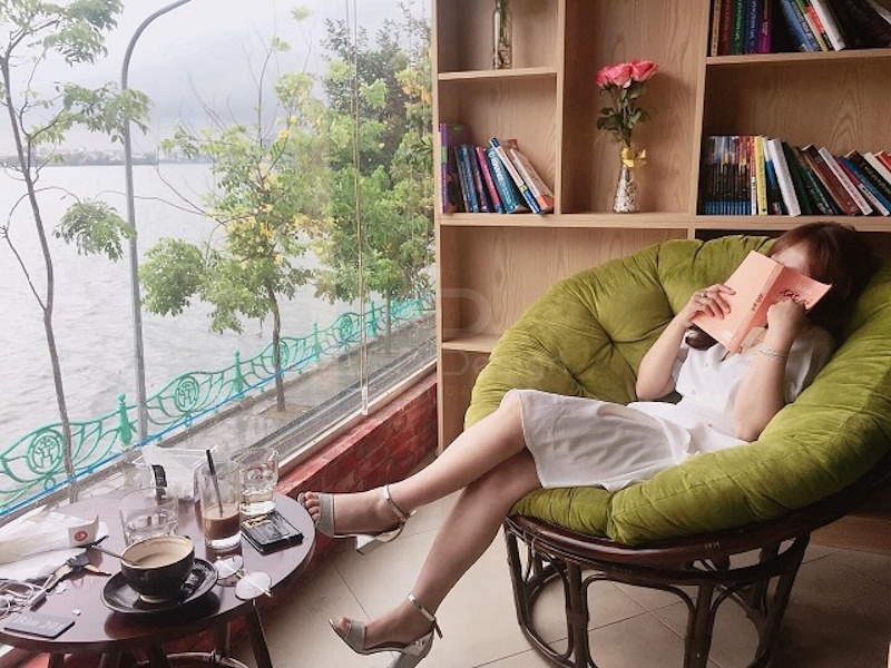 Chiếc ghế mềm mại sẽ giúp bạn dễ chịu hơn rất nhiều khi đọc sách và thư giãn